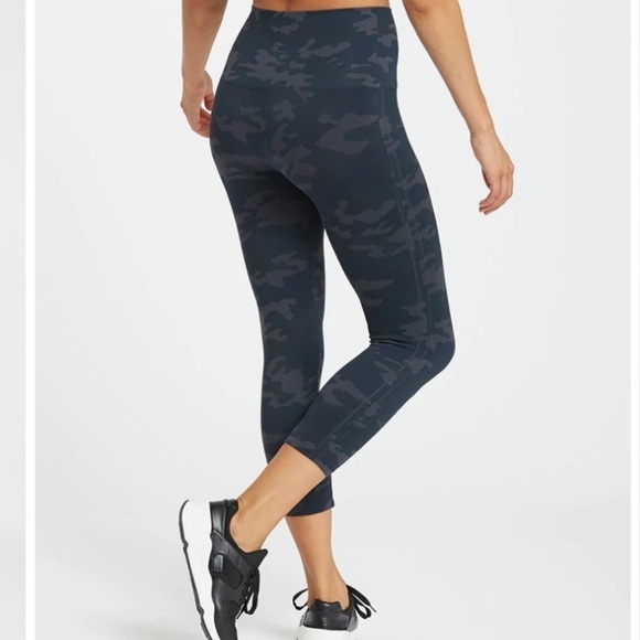 SPANX Look at Me Now Seamless Cropped Leggings Size Medium Black Grey Camo - Picture 4 of 7